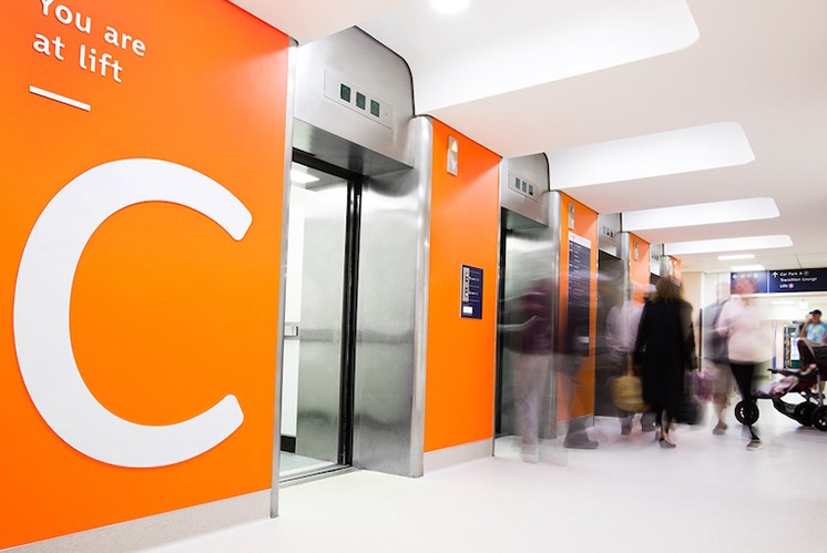 如何應(yīng)用顏色增加標(biāo)識(shí)系統(tǒng)的方向感與高級(jí)感？